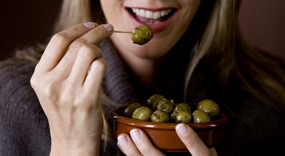 Dopejte si marinované olivy, jsou to také plody strom. 