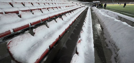 Pár hodin ped pedloským pohárovým duelem Sparta - CSKA Moskva zasypal Letnou sníh a poadatelé mli spoustu práce, aby hit stihli pipravit.