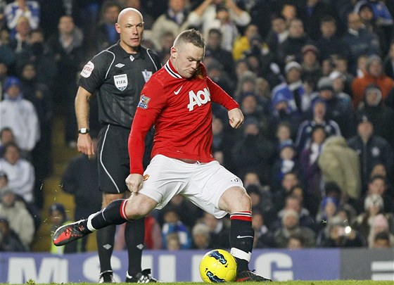 SUVERÉNNÍ EXEKUTOR. Wayne Rooney promnil s jistotou hned dv penalty a vrátil