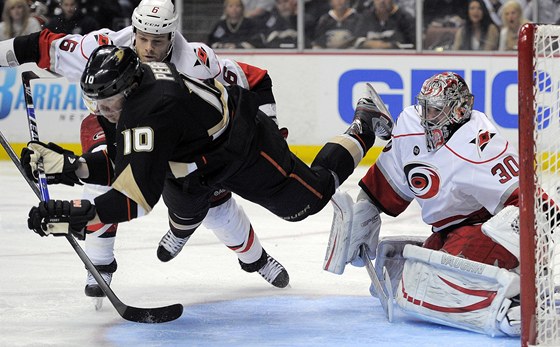 PRLET BRANKOVITM. Corey Perry z Anaheimu neustál souboj v brankoviiti