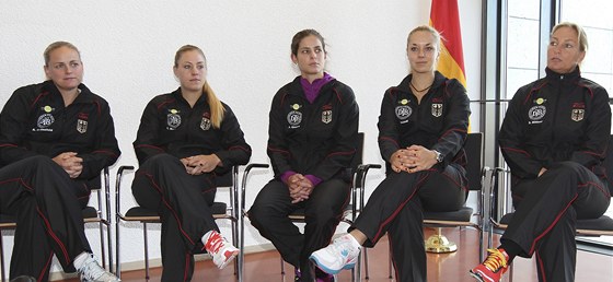 Na snímku nmecký fedcupový tým - zleva Anna-Lena Grönefeldová, Angelique
