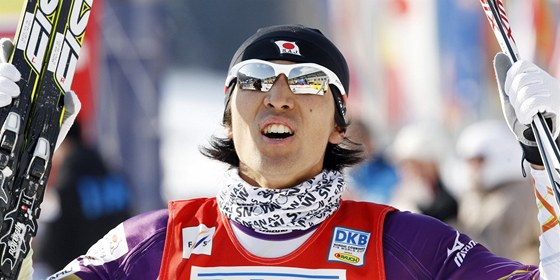 Japonský sdruená Akito Watabe.se raduje ze svého prvního triumfu v závod