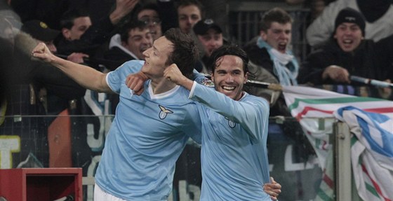 Libor Kozák (vlevo) se raduje z vítzného gólu Lazia se spoluhráem Alvarem
