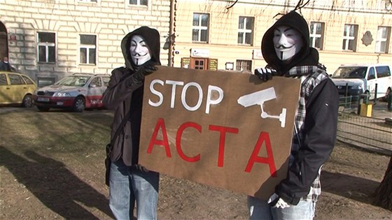 Lidé odmítají mezinárodní dohodu ACTA. Ilustraní snímek