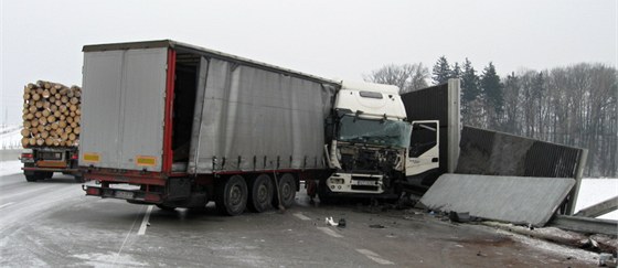 Kamion na dálnici D1 u Hranic narazil do protihlukové stny, zboural ji a