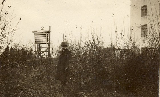 Profesor Jaroslav Maák u meteorologické stanice ve Stecherov mlýn v roce