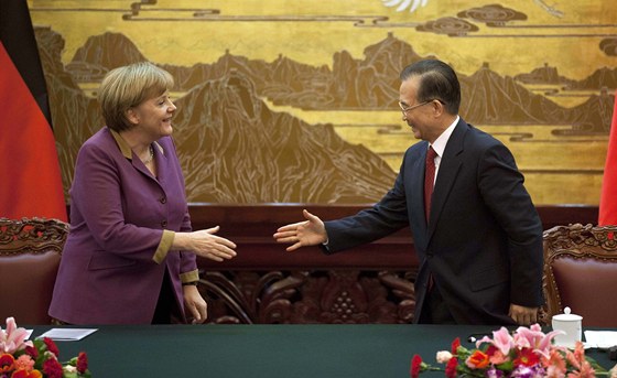 Angela Merkelová letos v únoru navtívila ínu. Pokles v asijské zemi zaínají nyní Nmci pociovat. Ilustraní snímek