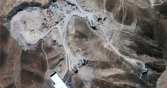 Satelitní snímek jaderného zaízení Parín v Íránu, kde podle pozorovatel me docházet k testování jaderných zbraní.