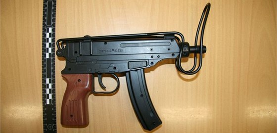 Na fotografii je plastová napodobenina samopalu korpion, zlodji ale v Novém Jiín ukradli funkní zbran.