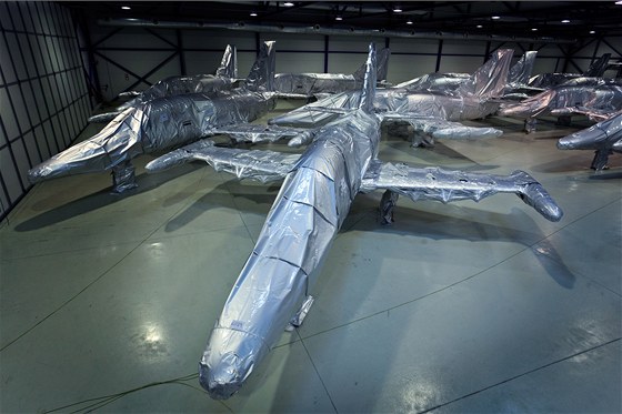 Pebytené letouny uskladnilo Aero ve svých hangárech v obalech naplnných ochrannou dusíkovou atmosférou.