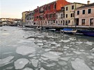 Ledové kry pomalu proplouvají kanálem v italských Benátkách.