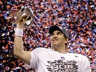 HRDINA. Rozehrva New York Giants Eli Manning s vtznou trofej. 