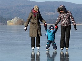 Máchovo jezero v tchto dnech pokrývá dvaceticentimetrový led. Zamrzlá nejsou