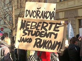 Studenti s transparenty ped budovou fakulty