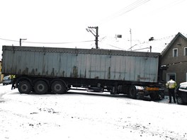 Kamion se na zledovatl silnici v Kasejovicch vzpil a zastavil se a tsn