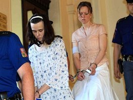 Kateřina a Klára Mauerovy přicházejí k soudu v kauze Kuřim. (24.6.2008)