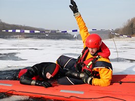Záchranu figurant z vody hasii na Brnnské pehrad cviili i s pomocí