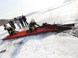 Hasii v nepromokavých i bných zásahových oblecích cviili na Brnnské