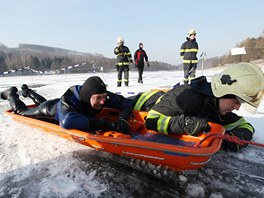 Hasii vytahují figuranta z díry v ledu na Brnnské pahrad. Cviení na...