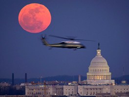 Rudé oko nad Washingtonem. Helikoptéra amerického námonictva pelétává za...