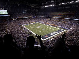 OHNISKO ZÁJMU AMERIKY. Narvaný stadion v Indianapolis sledoval dramatické