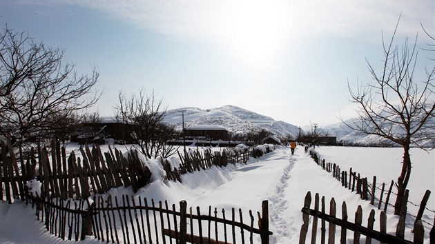 Albánská vesnice odíznutá snhem od svta (8. února 2012)