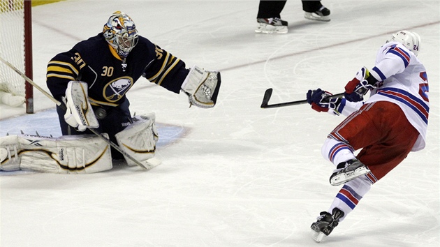 ROZHODUJÍCÍ NÁJEZD. Ryan Callahan z NY Rangers pekonává brankáe Ryana Millera