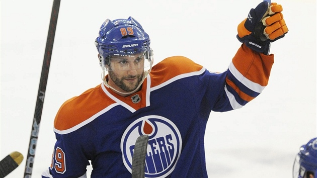 Sam Gagner z Edmontonu zdraví fanouky po tvrtém gólu do branky Chicaga.