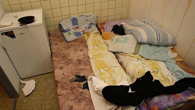 Sklepn prostory ubytovny v Plzni-Zti, kterou Rumuni po vzpoue v listopadu 2010  narychlo opustili.