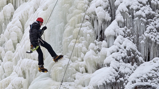 Ve Víru na Bysticku byla o víkendu poprvé letos v provozu ledová stna.
