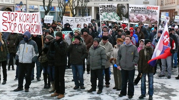 Protesty proti korupnm kauzm politik v Trenn.