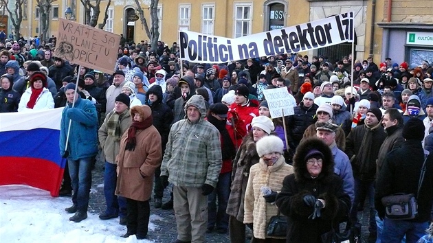 Lid v Trenn vyrazili do ulic protestovat proti politikm.