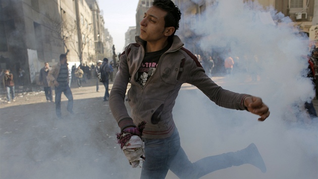 Demonstrant utíká ped slzným plynem, který proti protestujícím pouila policie.