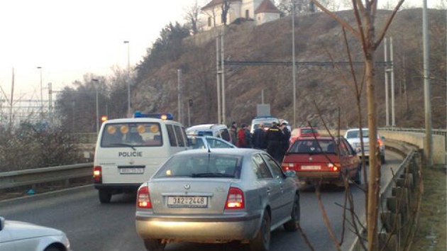 Zsah policie v Praze na Zlchov na Strakonick ulici. (1. nora 2012)