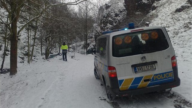 Policie u nehody nkladnho auta, ktrer v Praze sjelo do reckho potoka. 