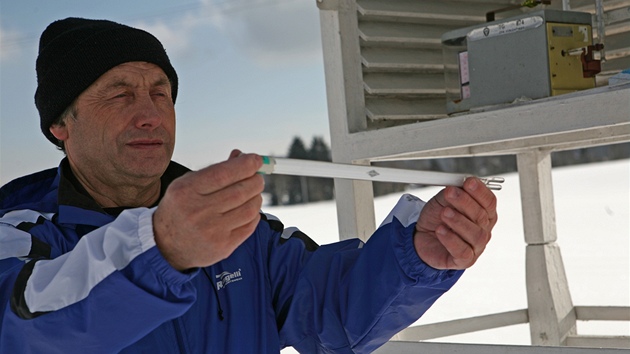 Antonín Vojvodík u meteorologické mící stanice v Kvild na umav