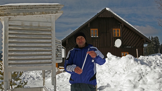 Antonín Vojvodík u meteorologické mící stanice v Kvild na umav