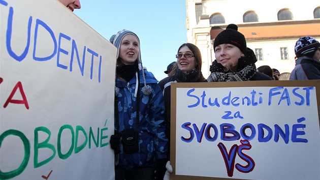 Pochod brnnských vysokokolák proti reformám zaal ped kinem Scala a skonil