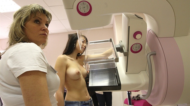 Laborantka Lada Ekrová provádí devatenáctileté studentce Beát mamografické