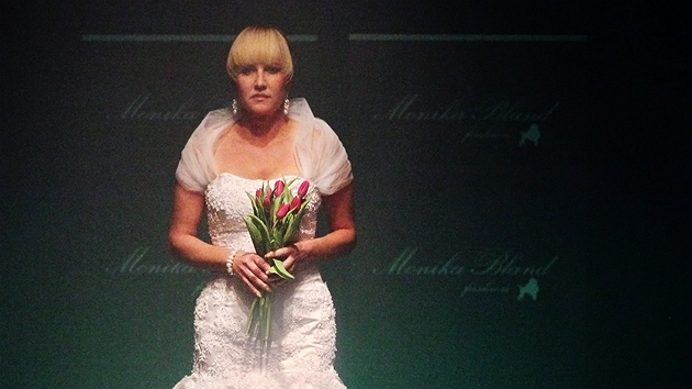 Vendula Svobodová ve svatebních atech znaky Monika Bland fashion -  kolekce