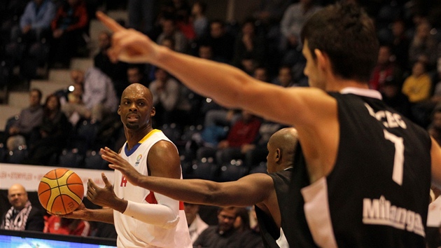 PIHRAJ TAMHLE! Jako by bránící basketbalisté Besiktase (v erném) ukazovali