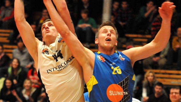 Ladislav Pecka z Plzně ulovil míč před Troyem Gottseligem z Ústí. Ladislav Pecka z Plzně ulovil míč před Troyem Gottseligem z Ústí.