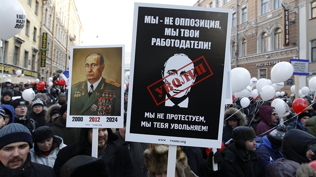 Lid si na demonstraci donesli velmi vmluvn transparenty, kter vyjaduj protiputinovskou nladu ve spolenosti. (4. nora 2012)