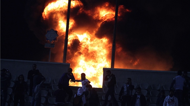 Poár na fotbalovém stadionu v Káhie, který zaloili fanouci natvaní kvli