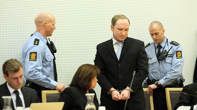 Anders Behring Breivik u soudu, kter rozhoduje o prodlouen jeho vazby. (6. nora 2012)