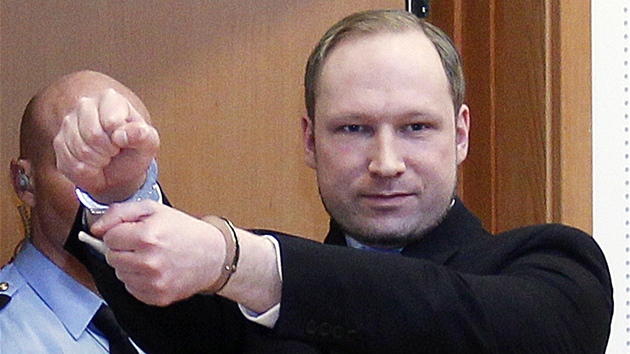 Anders Behring Breivik jde k soudu, který rozhoduje o jeho prodlouení vazby