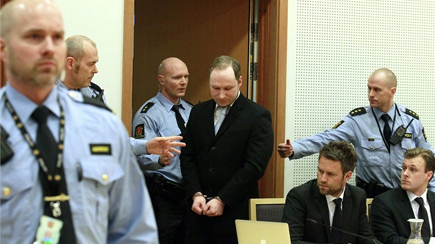 Anders Behring Breivik jde k soudu, který rozhoduje o jeho prodlouení vazby