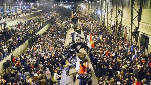 Lid ve stanici khirskho metra Ramsis ekaj na pjezd zrannch fotbalovch fanouk po stetu v Port Sadu. (2. nora 2012)