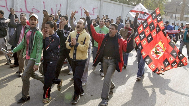 Fanouci fotbalovch tm al-Ahl a al-Mahl vykikovali bhem pochodu Khirou slogany proti nsil. (2. nora 2012)