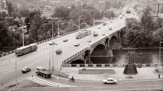 Praský Hlávkv most na snímku z kvtna 1983